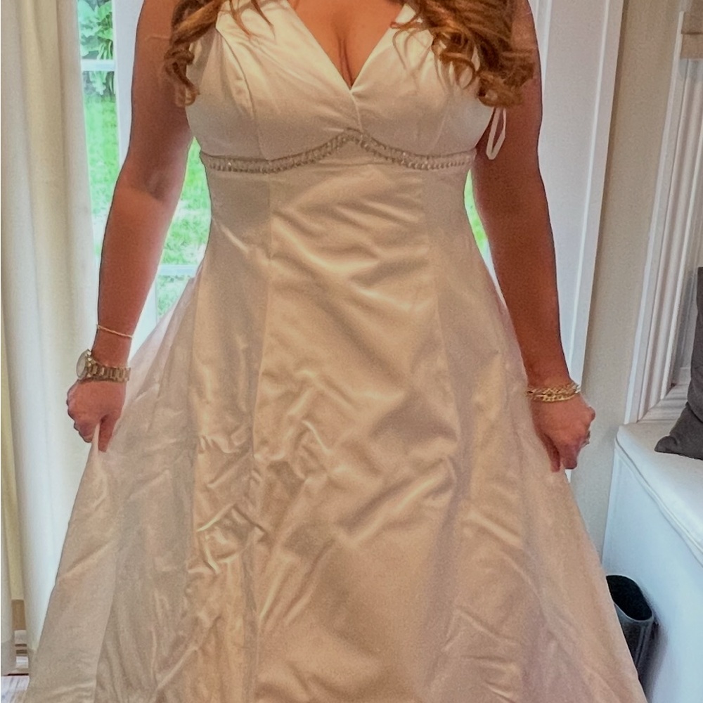 Monique Lhuillier White Pleated A-Line Wedding Gown With Elegant Beading